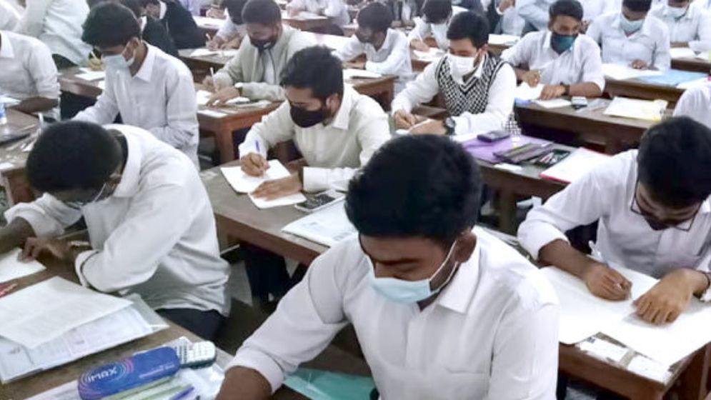 পিরোজপুরে পরীক্ষার্থীর বাড়ি থেকে উত্তরপত্র উদ্ধার