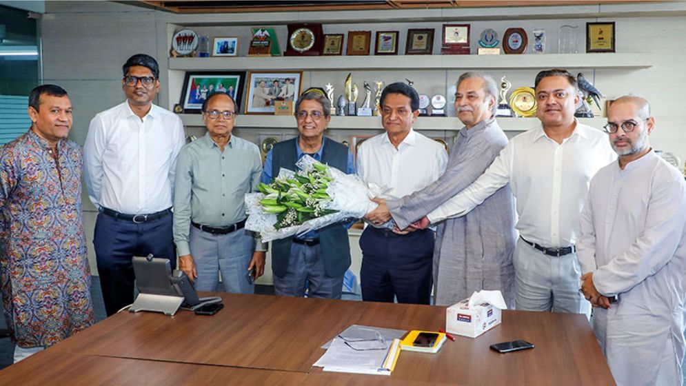 নোয়াবের সংবর্ধনা প্রথম আলো সম্পাদক মতিউর রহমানকে