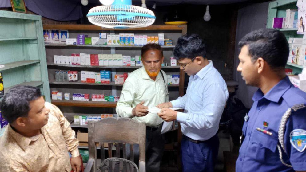 কুতুবদিয়ায় ৪ ফার্মেসিকে জরিমানা