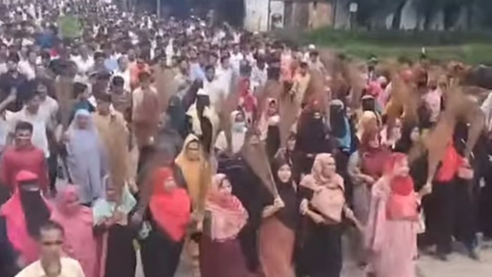 সাবেক এমপি জাফর আলমের বিচার দাবিতে ঝাড়ুমিছিল