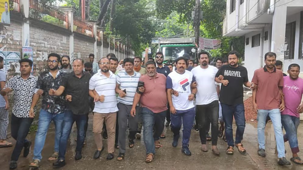 এ কে আজাদের বাড়িতে চড়াও : বিএনপির ১৬ নেতাকর্মীর বিরুদ্ধে মামলা