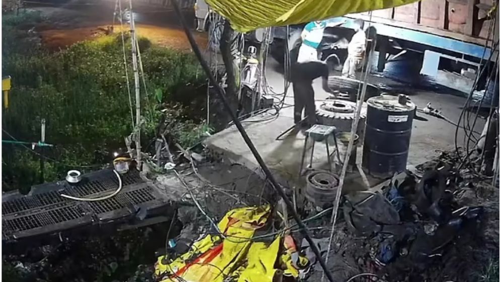 ভিডিও ভাইরাল- বিকট বিস্ফোরণ: কয়েক হাত দূরে গিয়ে পড়েন তরুণ, সঙ্গে সঙ্গে মৃত্যু