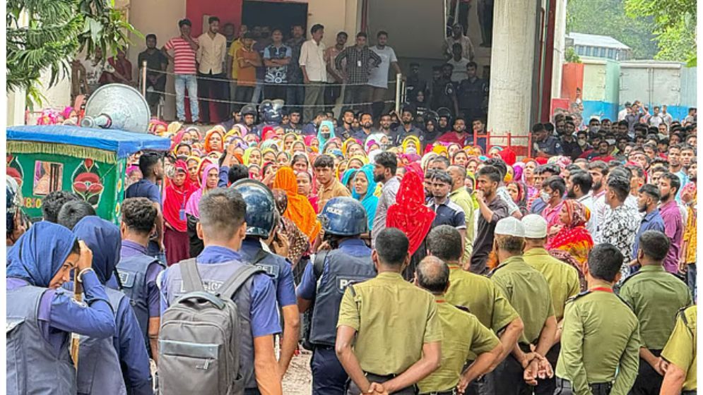 গাজীপুরে চাকরিতে পুনর্বহাল ও দুই কর্মকর্তার পদত্যাগ দাবিতে বিক্ষোভ