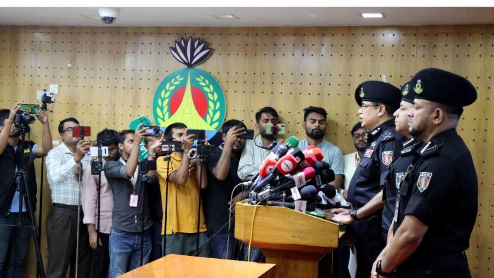 বিমানের ফ্লাইটে বোমা থাকার ভুয়া খবরের নেপথ্যে ‘পরকীয়া’ : র‍্যাব