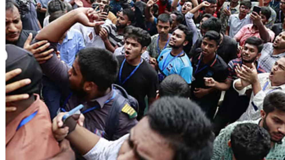 মাইলস্টোন কলেজে শিক্ষার্থীদের বিক্ষোভ, দুই উপদেষ্টার সঙ্গে আলোচনা চলছে