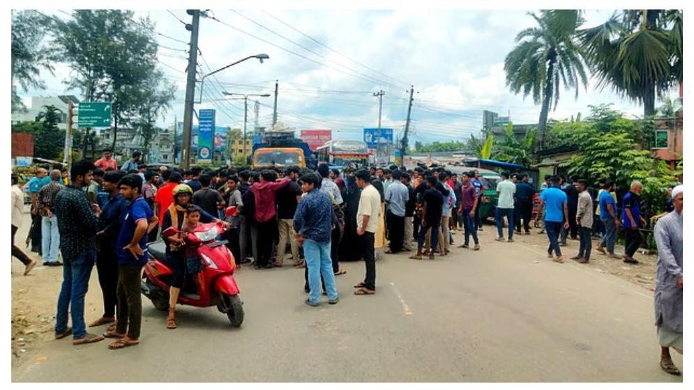ঢাকা-বরিশাল মহাসড়ক অবরোধ করে শিক্ষার্থীদের বিক্ষোভ