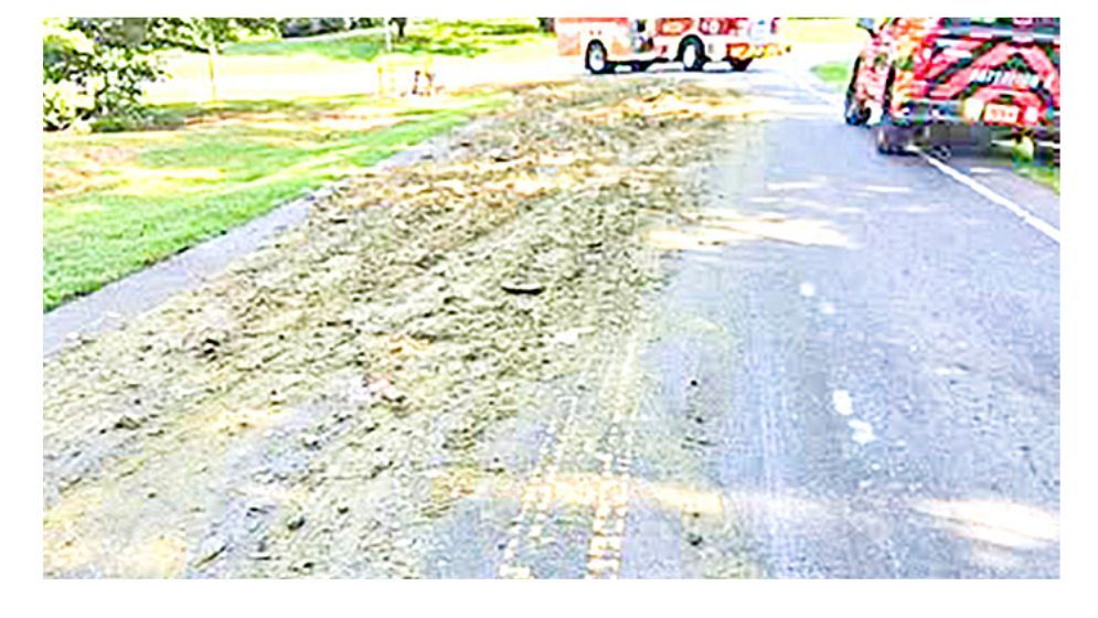 সড়কে টুথপেস্ট, যান চলাচল বন্ধ