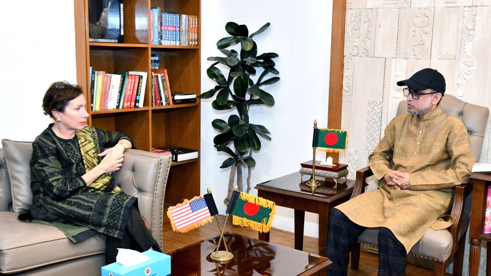 সংস্কৃতি উপদেষ্টার সাথে মার্কিন চার্জ দ্যা অ্যাফেয়ার্সের সৌজন্য সাক্ষাৎ