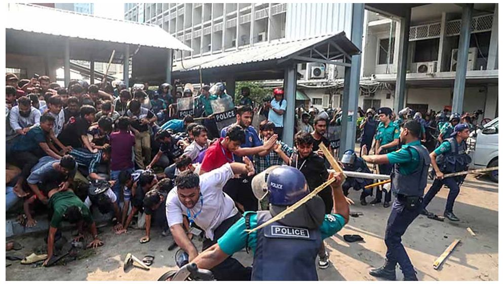 সচিবালয়ে ঢুকে ভাঙচুর ও হত্যাচেষ্টার অভিযোগে ১২০০ জনের বিরুদ্ধে মামলা