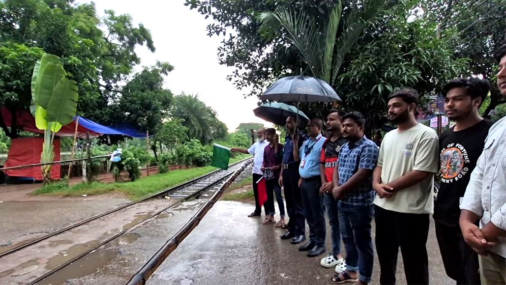 আজিজুল হক কলেজের সামনের রেল ক্রসিংয়ে গেটম্যান নিয়োগ