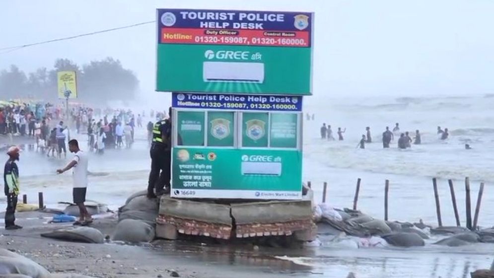 নিম্নচাপের প্রভাব: কক্সবাজার সৈকতে ভাঙন, লোকালয়ে জোয়ারের পানি