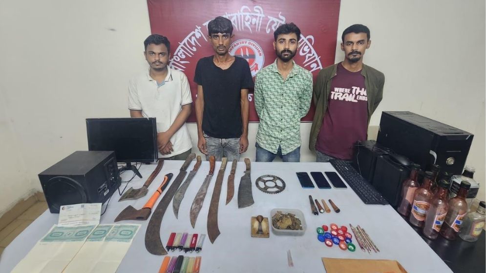 বগুড়ায় অপহৃত তিন শিক্ষার্থী উদ্ধার:  চার কিশোর গ্যাং সদস্য আটক