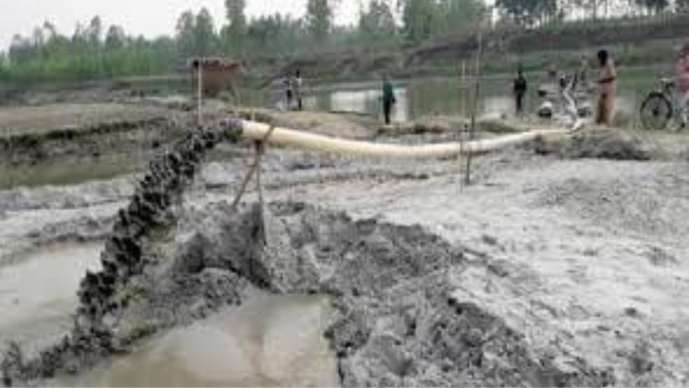 ভুলুয়া নদী থেকে বালু উত্তোলন বিএনপির দুই নেতার, ঝুঁকিতে আশ্রয়ন প্রকল্প