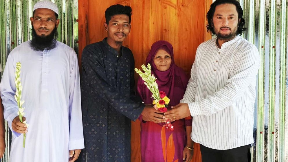 তাড়াশে ঘর পেলেন গৃহহীন হামিদা খাতুন