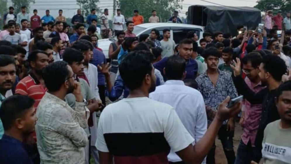 বগুড়ায় আবাসিক হোটেলে ভ্রাম্যমাণ আদালত অবরুদ্ধ, সেনাবাহিনীর হস্তক্ষেপে উদ্ধার