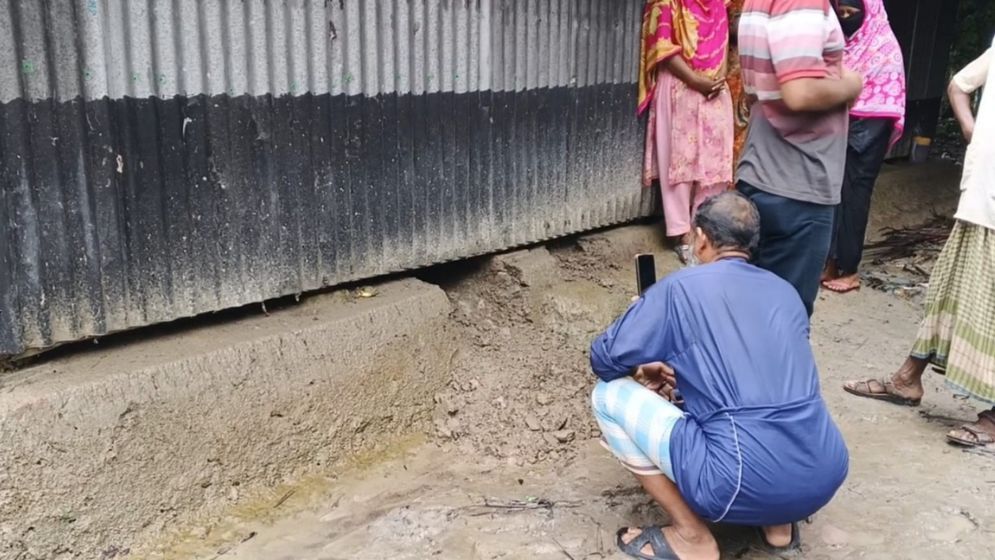 প্রবাসীর বাড়ীতে ডাকাতি : লুট