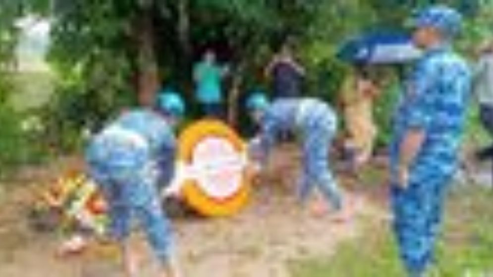 মাইলস্টোনে নিহত উক্যছাইং মারমার সমাধিতে ফুল দিয়ে শ্রদ্ধা বিমান বাহিনীর