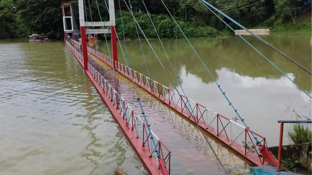রাঙ্গামাটির ঝুলন্ত সেতু হ্রদের পানিতে