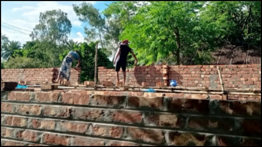 তাড়াশে সরকারি রাস্তা দখল করে ভবন নির্মাণের অভিযোগ