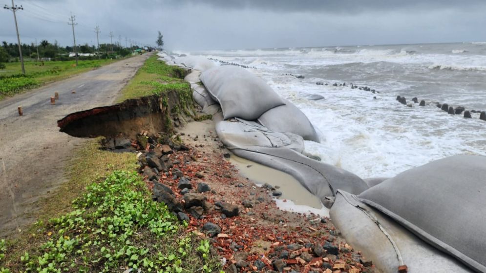 কক্সবাজারের দৃষ্টিনন্দন মেরিন ড্রাইভে ৩ নম্বর সর্তক সংকেত