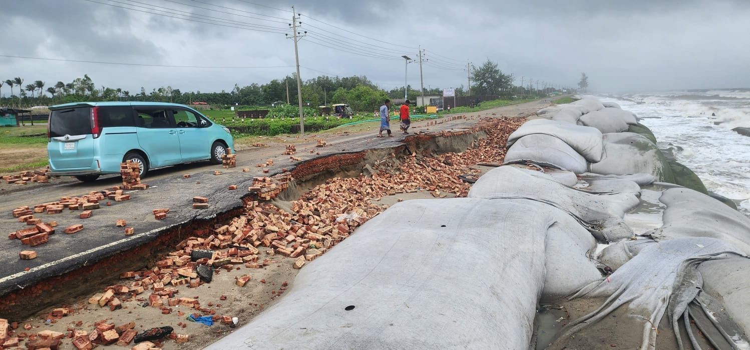 কক্সবাজারের দৃষ্টিনন্দন মেরিন ড্রাইভে ৩ নম্বর সর্তক সংকেত