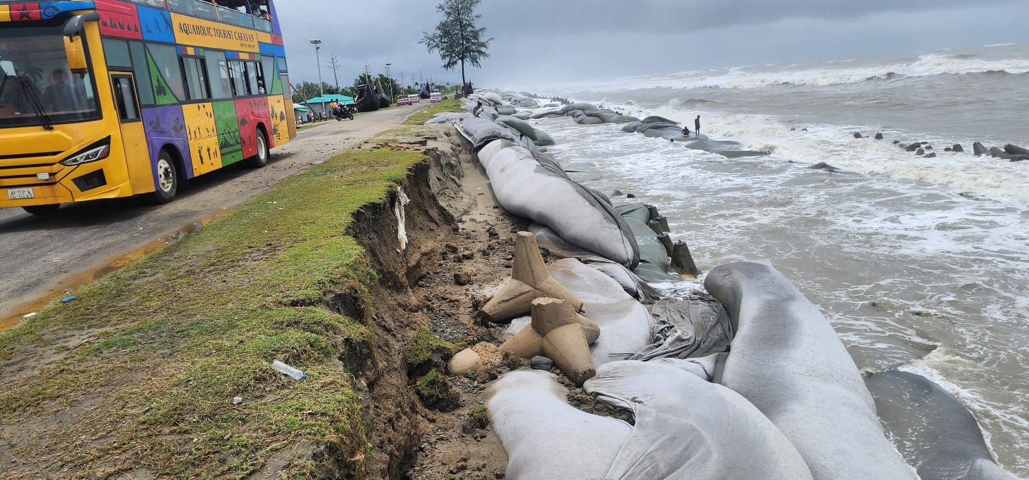 কক্সবাজারের দৃষ্টিনন্দন মেরিন ড্রাইভে ৩ নম্বর সর্তক সংকেত