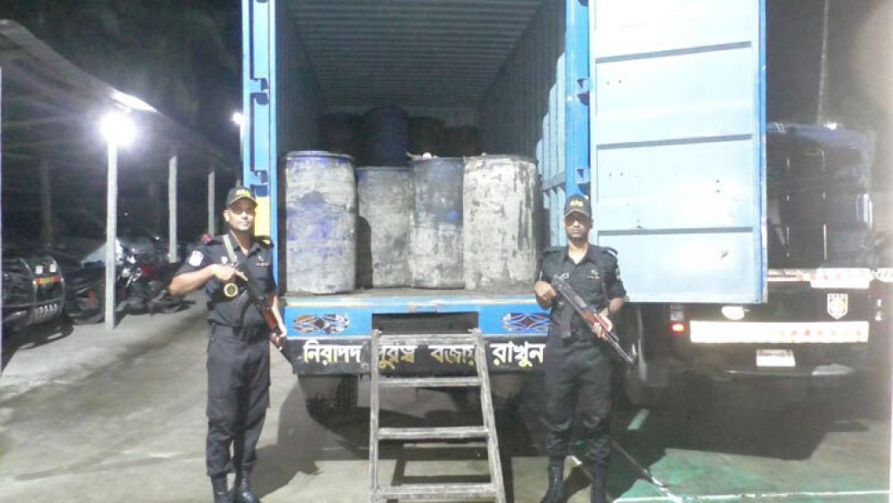 ভোলায় পাচারকালে ৩৭ ব্যারেল চোরাই সয়াবিন তেল জব্দ