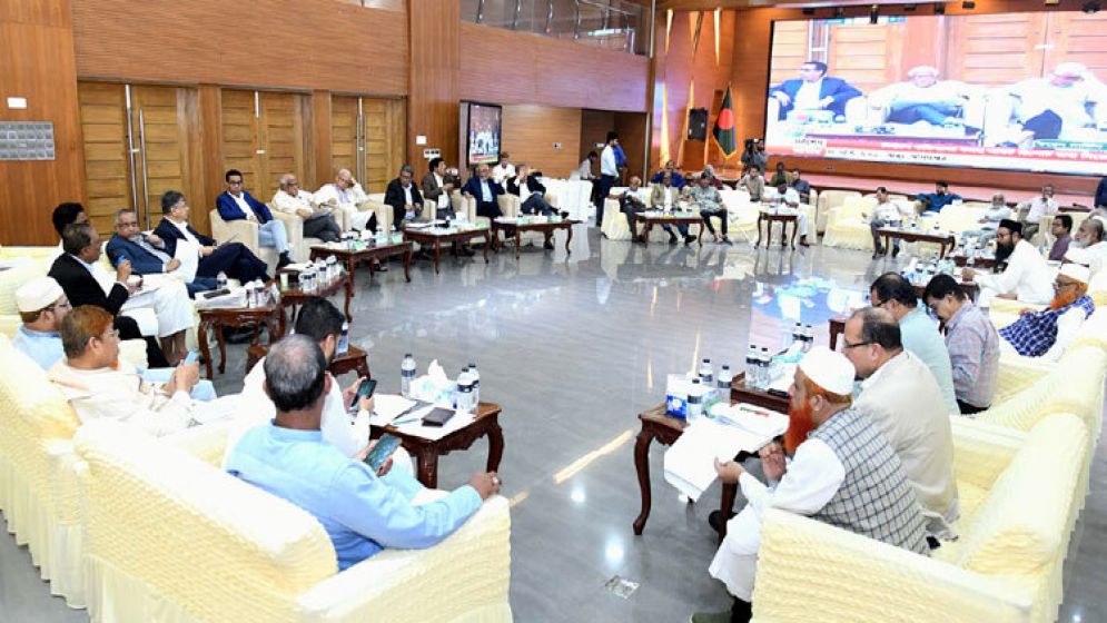 রাষ্ট্র পরিচালনার মূলনীতি নিয়ে ডান-বামপন্থি দলগুলোর তুমুল বিরোধ