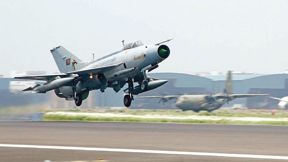 ত্রুটিপূর্ণ ও প্রশিক্ষণ বিমান উড্ডয়নে নিষেধাজ্ঞা চেয়ে রিট