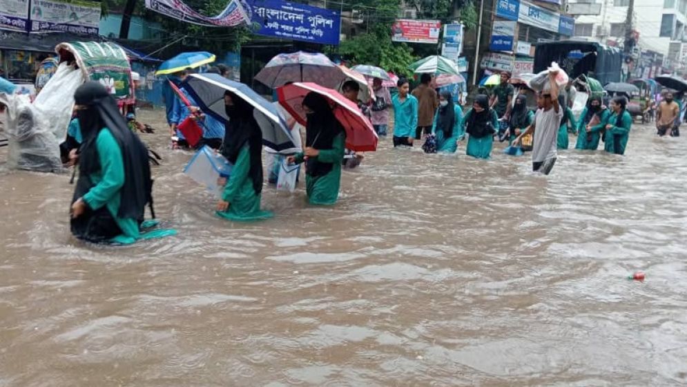 ফেনীতে মুহুরী নদীর পানি বিপৎসীমার ওপর, বাঁধের চার স্থানে ভাঙন