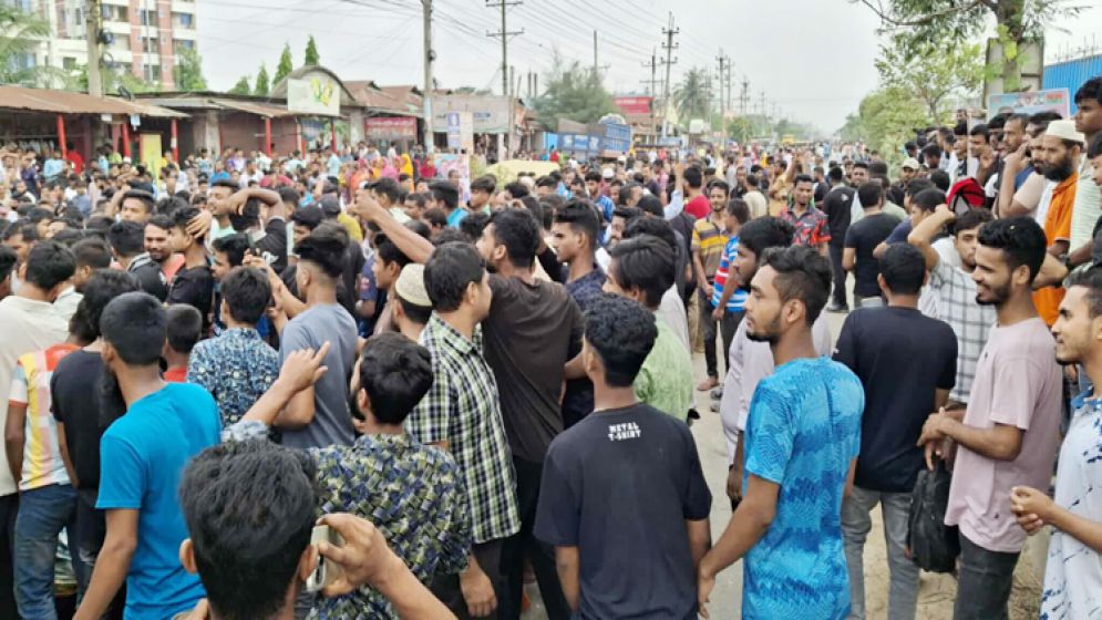 গাজীপুরে ঢাকা-ময়মনসিংহ মহাসড়ক অবরোধ করে শ্রমিকদের বিক্ষোভ