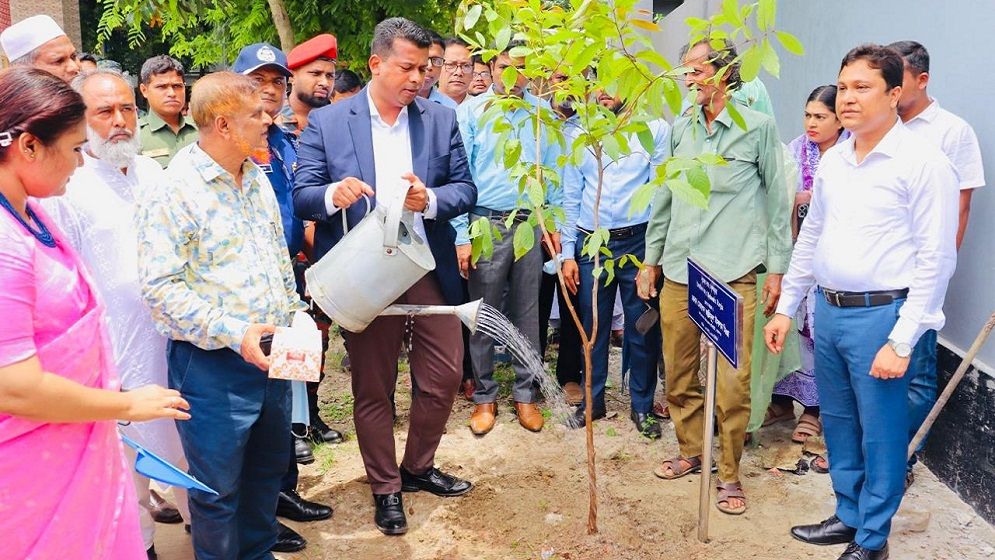 “গ্রীন নারায়ণগঞ্জ” গড়তে কাজ করছি: জেলা প্রশাসক