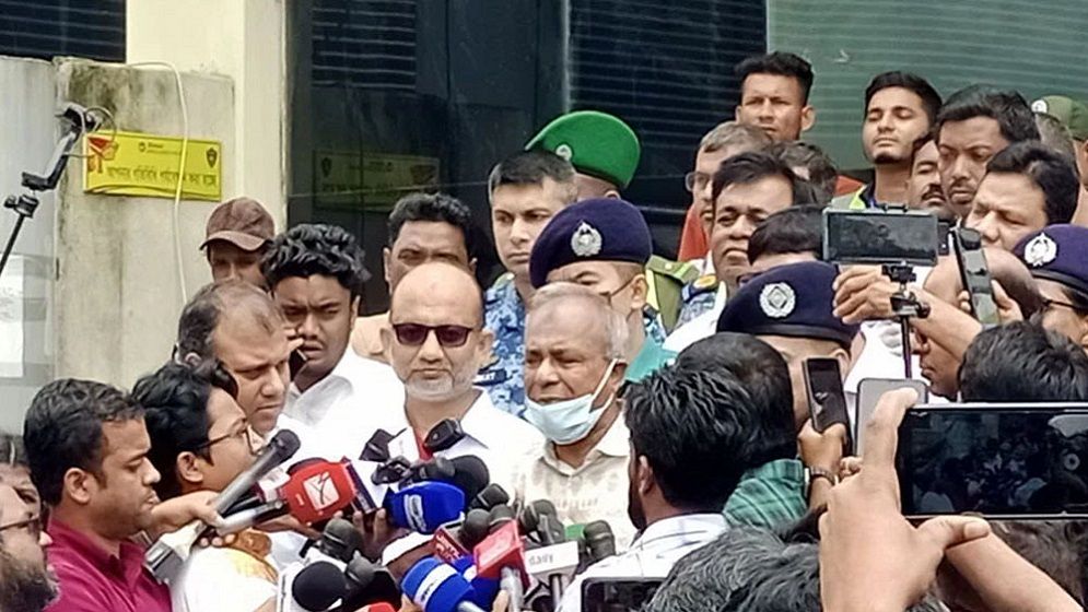 মালয়েশিয়া থেকে ফেরত পাঠানো বাংলাদেশিদের কেউ জঙ্গি নয়: স্বরাষ্ট্র উপদেষ্টা