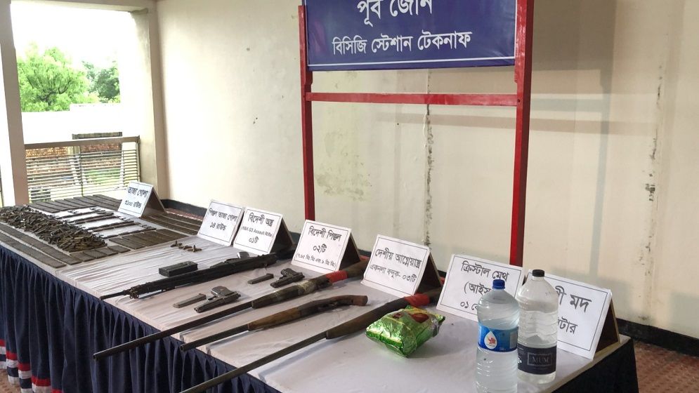 টেকনাফের পাহাড়ে অপহরণকারির সাথে যৌথ বাহিনীর গোলাগুলি: অস্ত্র ও অপহৃত উদ্ধার