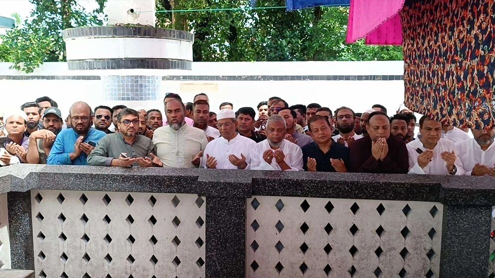 হজরত শাহজালাল (র.)-এর মাজার জিয়ারত করলেন বিএনপি মহাসচিব মির্জা ফখরুল