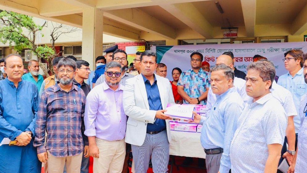 খানপুর হাসপাতালে ডেঙ্গু কিট উপহার দিলেন জেলা প্রশাসক