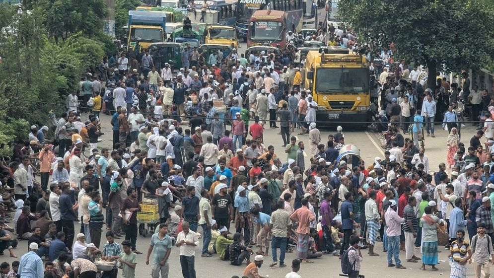 ঢাকায় চলাচলের দাবিতে সিএনজি চালকদের বনানীতে সড়ক অবরোধ