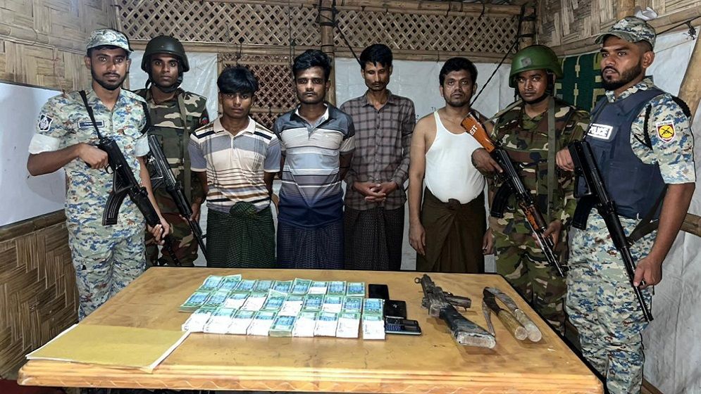 রোহিঙ্গা ক্যাম্পে বিদেশি এসএমজি ও নগদ ১৪ লাখ টাকাসহ আটক ৪