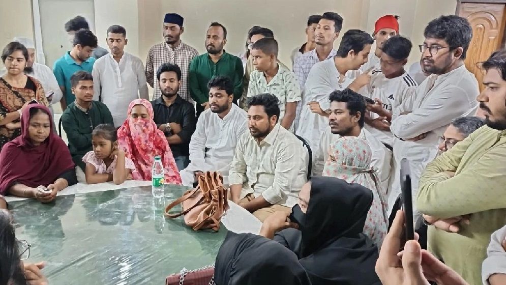 শহীদরা পুরো বাংলাদেশের, তাদের সম্মান প্রতিষ্ঠায় সংগ্রাম করছি: নাহিদ