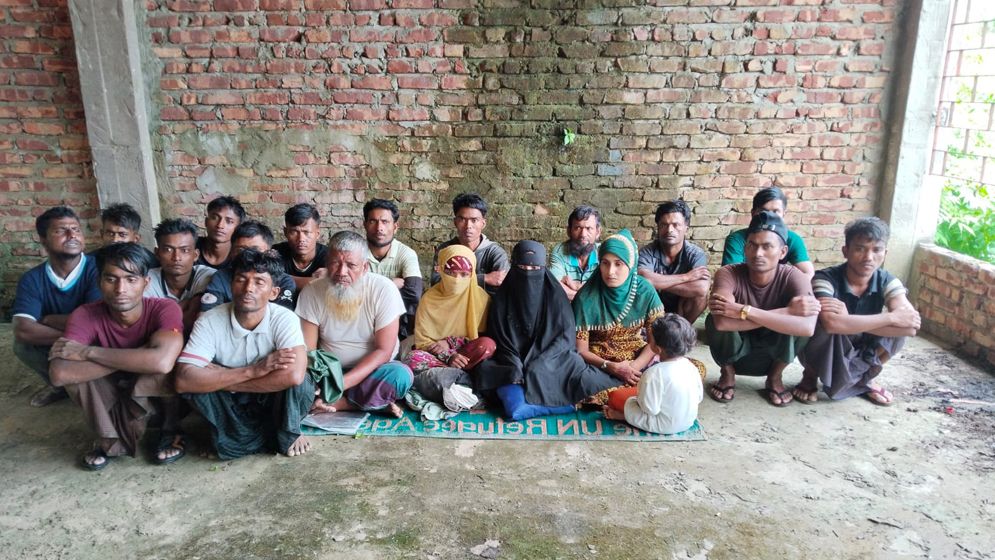 দুইদিনেও ফিরে যেতে পারেনি সেন্টমার্টিনে আশ্রয় নেওয়া ২০ রোহিঙ্গা