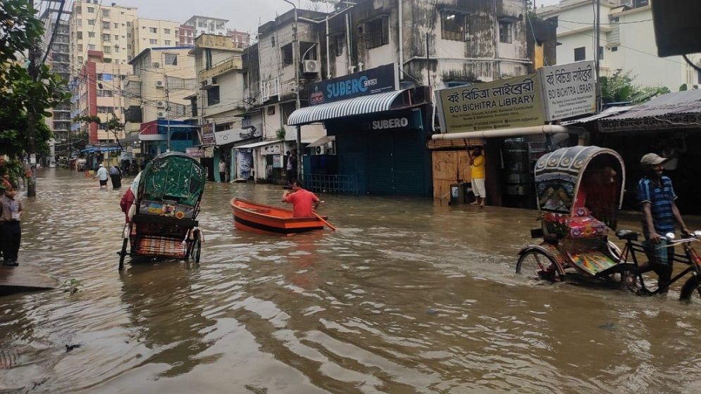 টানা বৃষ্টিতে জলমগ্ন চট্টগ্রাম