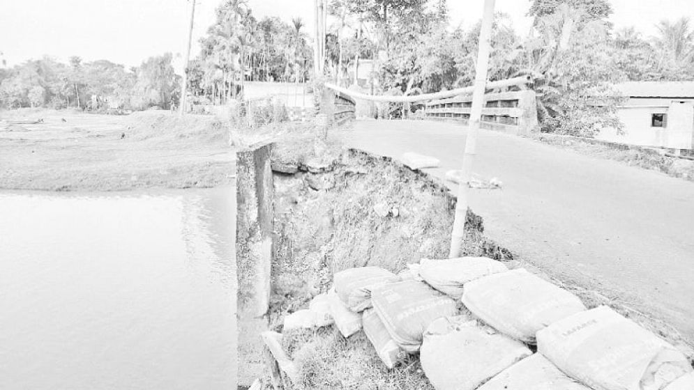 ভাঙন আতংকে কাটে ৩০ গ্রামের মানুষের নির্ঘুম রাত