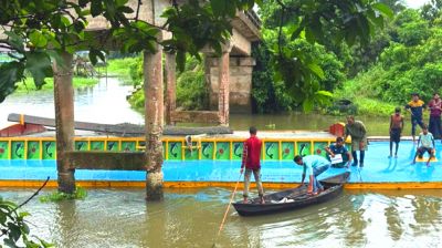 ঝুঁকিপূর্ণ সেতুর নিচে আটকে গেল বালুবাহী বাল্কহেড