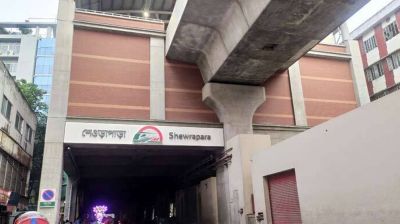 শেওড়াপাড়ায় মেট্রো স্টেশনের পাশের ভবনে আগুন