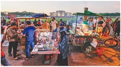 গিজগিজ করছে দোকান, নিয়ন্ত্রণ নেই