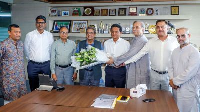 নোয়াবের সংবর্ধনা প্রথম আলো সম্পাদক মতিউর রহমানকে