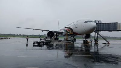 চট্টগ্রামে ২ ঘণ্টা পর রানওয়ে থেকে সরানো হলো আটকেপড়া বিমান