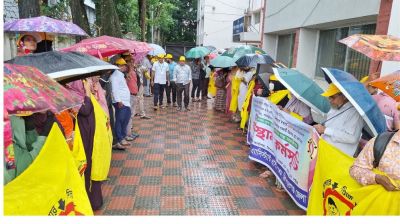 ছয় দফা দাবিতে কিশোরগঞ্জে স্বাস্থ্য সহকারীদের অবস্থান কর্মসূচি