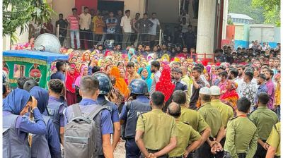 গাজীপুরে চাকরিতে পুনর্বহাল ও দুই কর্মকর্তার পদত্যাগ দাবিতে বিক্ষোভ