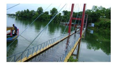 রাঙ্গামাটির ঝুলন্ত সেতু পানির নিচে, দর্শনার্থী প্রবেশে নিষেধাজ্ঞা